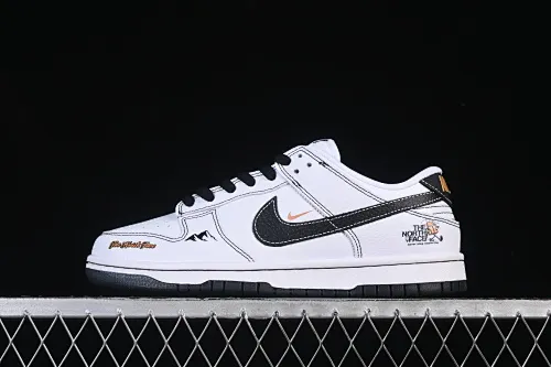 All categories Nk SB Dunk Series Nk SB Dunk Low High-end customized low-top sneakers Nike SB Dunk Low North Face co-branded white and black High-end customized low-top casual sneakers YF9511-911